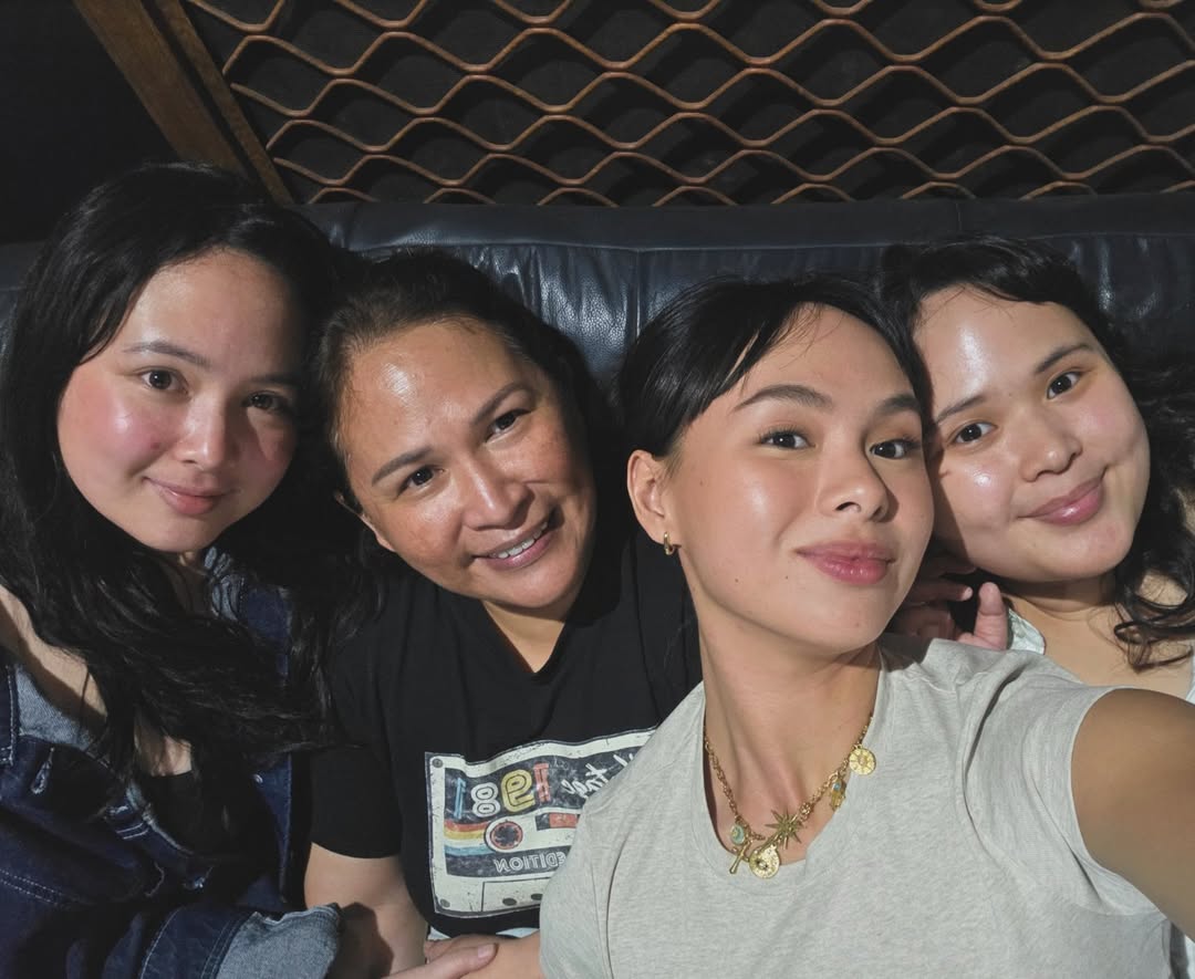 Janice de Belen with daughters